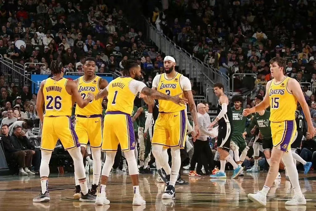 Lakers' ambitioner er høje, James er fraværende, men de vinder stadig med viljestyrke